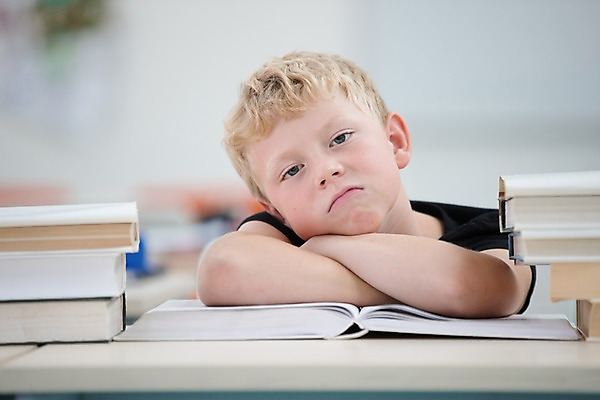 포토 JPG 서양인 외국인 응시 남자 어린이 엎드리기 교실 학교 실내 한명 사람 앉기 상반신 앞모습 10대 책 스쿨라이프 기댐 지루함 책상 체코 입내밀기 불만 소년한명만 국내포토 1 라이프스타일 시선 교육 감정 유럽 뷰포인트 가구 모션 청소년 인종 내부 남자한명만 소년만 파일형식