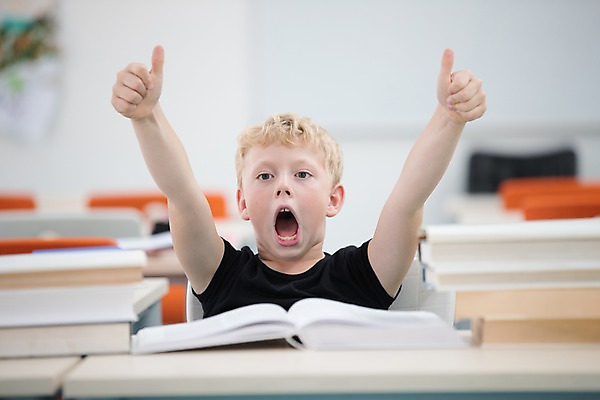 포토 JPG 서양인 외국인 남자 어린이 교실 학교 실내 입벌림 한명 사람 앉기 상반신 앞모습 10대 책 스쿨라이프 손들기 엄지손가락 최고 즐거움 체코 소년한명만 국내포토 1 라이프스타일 교육 감정 유럽 뷰포인트 손가락 모션 청소년 표정 인종 내부 남자한명만 소년만 파일형식