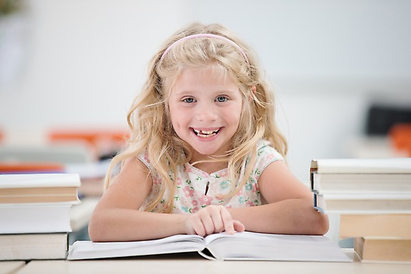 포토 JPG 서양인 외국인 여자 어린이 교실 학교 실내 한명 미소 사람 앉기 상반신 앞모습 10대 책 스쿨라이프 가리킴 즐거움 체코 소녀한명만 국내포토 1 라이프스타일 교육 감정 유럽 뷰포인트 모션 청소년 표정 인종 손짓 내부 여자한명만 소녀만 파일형식