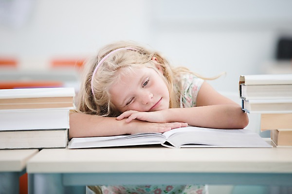 포토 JPG 서양인 외국인 여자 어린이 엎드리기 교실 학교 실내 피곤 한명 사람 앉기 상반신 앞모습 10대 책 스쿨라이프 눈감음 기댐 지루함 책상 체코 소녀한명만 국내포토 1 라이프스타일 교육 감정 유럽 뷰포인트 가구 컨셉 모션 청소년 인종 내부 여자한명만 소녀만 파일형식
