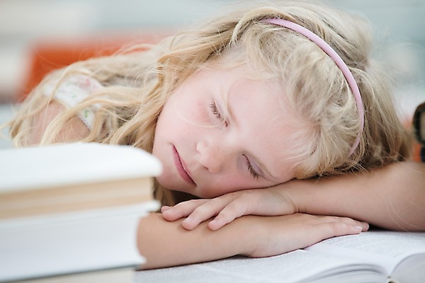 포토 JPG 서양인 외국인 여자 어린이 엎드리기 교실 학교 실내 피곤 한명 사람 앉기 근접촬영 상반신 10대 스쿨라이프 눈감음 기댐 잠 지루함 책상 체코 국내포토 1 라이프스타일 교육 감정 유럽 뷰포인트 가구 컨셉 모션 청소년 인종 내부 파일형식