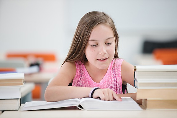 포토 JPG 서양인 외국인 여자 어린이 교실 학교 실내 한명 사람 앉기 상반신 앞모습 아웃포커스 10대 책 독서 스쿨라이프 가리킴 집중 체코 소녀한명만 국내포토 1 라이프스타일 교육 유럽 뷰포인트 컨셉 모션 청소년 촬영기법 인종 손짓 내부 여자한명만 소녀만 파일형식