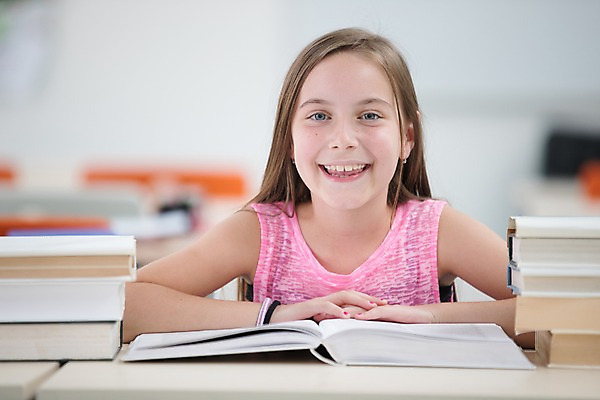 포토 JPG 서양인 외국인 응시 여자 어린이 교실 학교 실내 한명 미소 사람 앉기 상반신 앞모습 아웃포커스 10대 책 스쿨라이프 즐거움 체코 소녀한명만 국내포토 1 라이프스타일 시선 교육 감정 유럽 뷰포인트 모션 청소년 촬영기법 표정 인종 내부 여자한명만 소녀만 파일형식