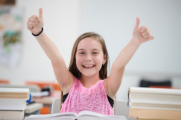포토 JPG 서양인 외국인 여자 어린이 교실 학교 실내 한명 미소 사람 앉기 상반신 앞모습 아웃포커스 10대 스쿨라이프 손들기 엄지손가락 최고 즐거움 체코 소녀한명만 국내포토 1 라이프스타일 교육 감정 유럽 뷰포인트 손가락 모션 청소년 촬영기법 표정 인종 내부 여자한명만 소녀만 파일형식