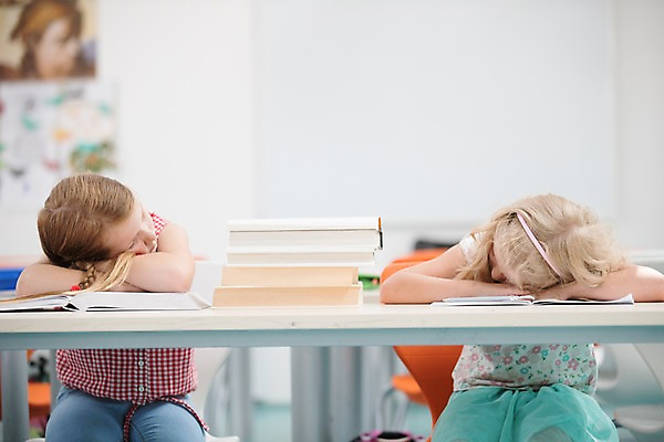 포토 JPG 서양인 외국인 여자 어린이 엎드리기 교실 학교 실내 피곤 사람 앉기 상반신 두명 앞모습 10대 책 스쿨라이프 눈감음 잠 체코 여자만 소녀만 국내포토 라이프스타일 교육 유럽 뷰포인트 컨셉 모션 청소년 인종 내부 어린이만 파일형식