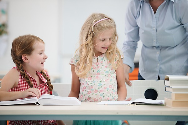 포토 JPG 서양인 외국인 여자 어린이 학교 실내 서기 미소 사람 앉기 상반신 앞모습 10대 책 세명 스쿨라이프 교사 질문 집중 체코 문제 자습 국내포토 직업 라이프스타일 교육 유럽 뷰포인트 컨셉 모션 청소년 표정 인종 내부 학습 파일형식