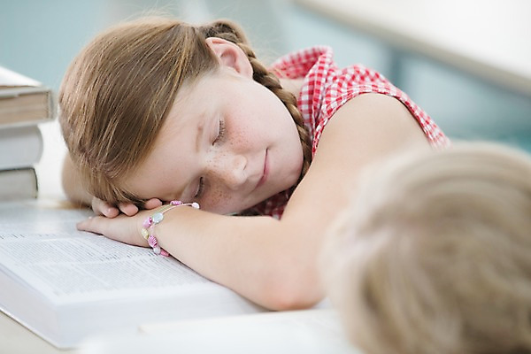 포토 JPG 서양인 외국인 여자 어린이 교실 학교 실내 피곤 미소 사람 앉기 상반신 두명 옆모습 아웃포커스 10대 스쿨라이프 눈감음 잠 체코 소녀만 국내포토 라이프스타일 교육 유럽 뷰포인트 컨셉 모션 청소년 촬영기법 표정 인종 내부 여자만 어린이만 파일형식