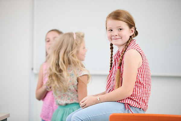 포토 JPG 서양인 외국인 응시 여자 어린이 교실 학교 휴식 실내 서기 미소 사람 앉기 상반신 앞모습 옆모습 뒷모습 아웃포커스 10대 세명 스쿨라이프 체코 소녀만 국내포토 라이프스타일 시선 교육 유럽 뷰포인트 컨셉 모션 청소년 촬영기법 표정 인종 내부 여자만 어린이만 파일형식