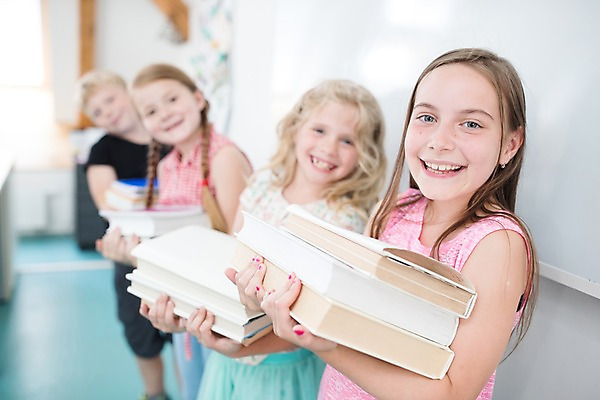 포토 JPG 서양인 외국인 여자 남자 어린이 교실 학교 실내 서기 미소 들기 사람 여러명 상반신 옆모습 아웃포커스 10대 책 스쿨라이프 체코 국내포토 라이프스타일 교육 유럽 뷰포인트 다수 모션 청소년 촬영기법 표정 인종 내부 파일형식