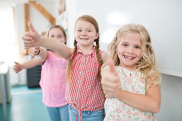 포토 JPG 서양인 외국인 응시 여자 남자 어린이 교실 학교 실내 서기 사람 여러명 상반신 앞모습 10대 스쿨라이프 손들기 엄지손가락 최고 즐거움 체코 어린이만 국내포토 라이프스타일 시선 교육 감정 유럽 뷰포인트 다수 손가락 모션 청소년 인종 내부 파일형식