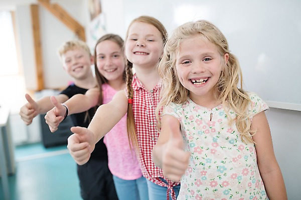 포토 JPG 서양인 외국인 응시 여자 남자 어린이 교실 학교 실내 미소 사람 여러명 상반신 앞모습 아웃포커스 10대 스쿨라이프 엄지손가락 최고 즐거움 체코 어린이만 국내포토 라이프스타일 시선 교육 감정 유럽 뷰포인트 다수 손가락 청소년 촬영기법 표정 인종 내부 파일형식