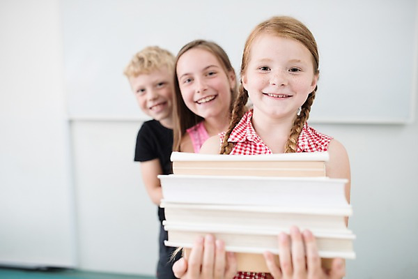 포토 JPG 서양인 외국인 응시 여자 남자 어린이 교실 학교 실내 서기 미소 들기 사람 상반신 앞모습 10대 책 세명 스쿨라이프 즐거움 체코 어린이만 국내포토 라이프스타일 시선 교육 감정 유럽 뷰포인트 모션 청소년 표정 인종 내부 파일형식