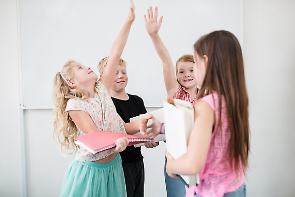 포토 JPG 서양인 외국인 여자 남자 어린이 교실 학교 실내 서기 미소 들기 사람 여러명 상반신 앞모습 옆모습 10대 책 스쿨라이프 손들기 즐거움 체코 손뻗기 어린이만 국내포토 라이프스타일 교육 감정 유럽 뷰포인트 다수 모션 청소년 표정 인종 내부 파일형식