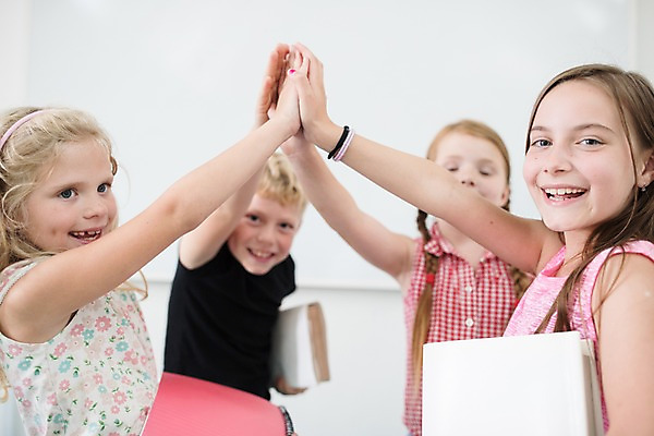 포토 JPG 서양인 외국인 여자 남자 어린이 교실 학교 실내 서기 미소 들기 사람 여러명 상반신 앞모습 옆모습 아웃포커스 10대 책 스쿨라이프 손잡기 즐거움 체코 손모으기 손뻗기 어린이만 국내포토 라이프스타일 교육 감정 유럽 뷰포인트 다수 모션 청소년 촬영기법 표정 인종 손짓 내부 파일형식