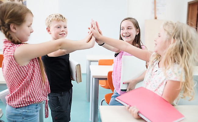 포토 JPG 서양인 외국인 여자 남자 어린이 교실 학교 실내 미소 들기 사람 여러명 상반신 앞모습 옆모습 10대 책 스쿨라이프 손잡기 즐거움 체코 손모으기 손뻗기 어린이만 국내포토 라이프스타일 교육 감정 유럽 뷰포인트 다수 모션 청소년 표정 인종 손짓 내부 파일형식