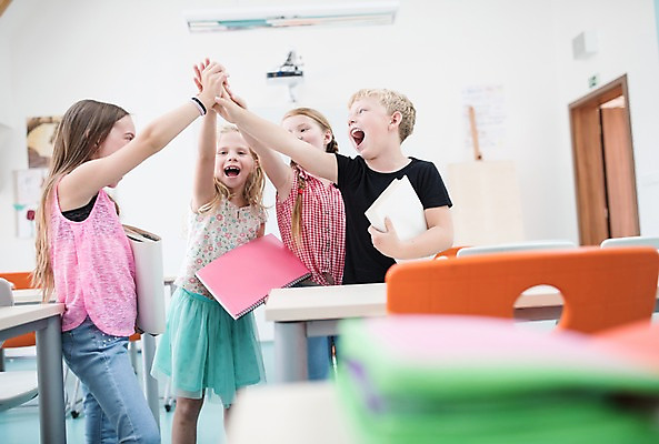 포토 JPG 서양인 외국인 여자 남자 어린이 교실 학교 실내 서기 미소 사람 여러명 상반신 앞모습 옆모습 10대 스쿨라이프 손들기 손잡기 즐거움 체코 손모으기 손뻗기 어린이만 국내포토 라이프스타일 교육 감정 유럽 뷰포인트 다수 모션 청소년 표정 인종 손짓 내부 파일형식