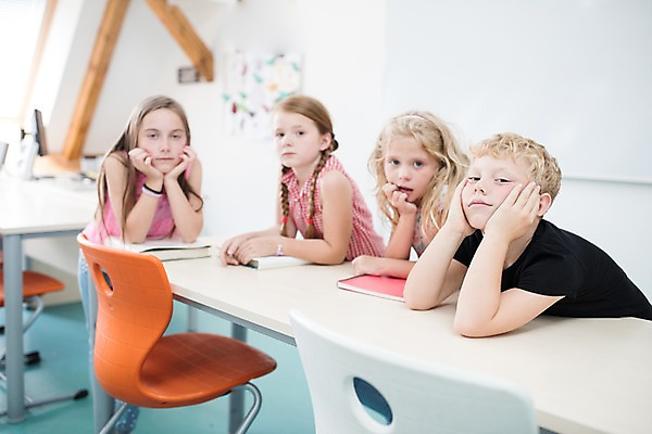 포토 JPG 서양인 외국인 응시 여자 남자 어린이 교실 학교 실내 서기 사람 여러명 상반신 앞모습 옆모습 10대 스쿨라이프 턱괴기 지루함 체코 어린이만 국내포토 라이프스타일 시선 교육 감정 유럽 뷰포인트 다수 모션 청소년 인종 내부 파일형식