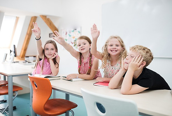 포토 JPG 서양인 외국인 여자 남자 어린이 교실 학교 실내 서기 미소 사람 여러명 상반신 옆모습 10대 스쿨라이프 손들기 발표 질문 즐거움 체코 어린이만 국내포토 라이프스타일 교육 감정 유럽 뷰포인트 다수 모션 청소년 표정 인종 내부 파일형식