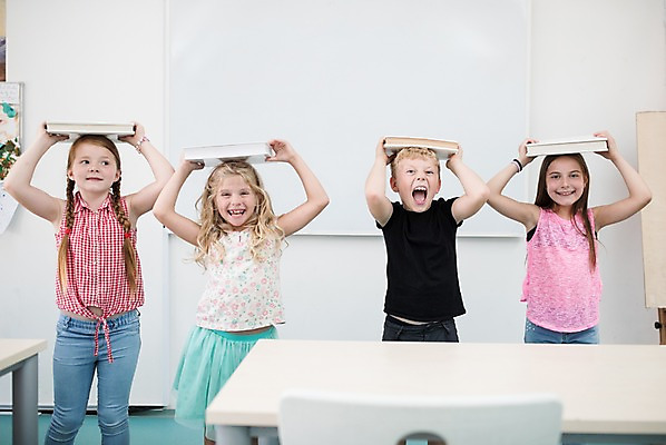 포토 JPG 서양인 외국인 여자 남자 어린이 장난 교실 학교 실내 서기 미소 사람 여러명 상반신 앞모습 10대 책 스쿨라이프 개구쟁이 즐거움 체코 어린이만 국내포토 라이프스타일 교육 감정 유럽 뷰포인트 다수 모션 청소년 표정 인종 내부 파일형식