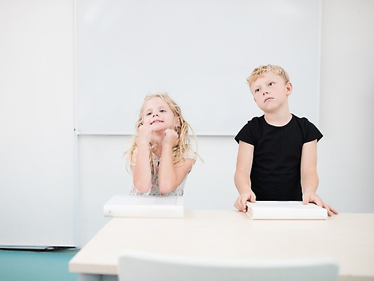 포토 JPG 서양인 외국인 응시 여자 남자 어린이 교실 학교 실내 서기 사람 상반신 두명 앞모습 10대 책 스쿨라이프 턱괴기 체코 어린이만 국내포토 라이프스타일 시선 교육 유럽 뷰포인트 모션 청소년 인종 내부 파일형식