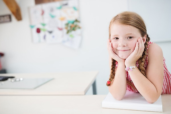 포토 JPG 서양인 외국인 여자 어린이 교실 학교 실내 한명 서기 미소 사람 상반신 앞모습 10대 스쿨라이프 턱괴기 체코 소녀한명만 국내포토 1 라이프스타일 교육 유럽 뷰포인트 모션 청소년 표정 인종 내부 여자한명만 소녀만 파일형식