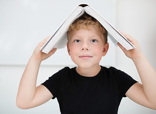 포토 JPG 서양인 외국인 남자 어린이 교실 학교 실내 한명 서기 들기 사람 상반신 앞모습 10대 책 스쿨라이프 잡기 올리기 체코 소년한명만 국내포토 1 라이프스타일 교육 유럽 뷰포인트 모션 청소년 인종 내부 남자한명만 소년만 파일형식