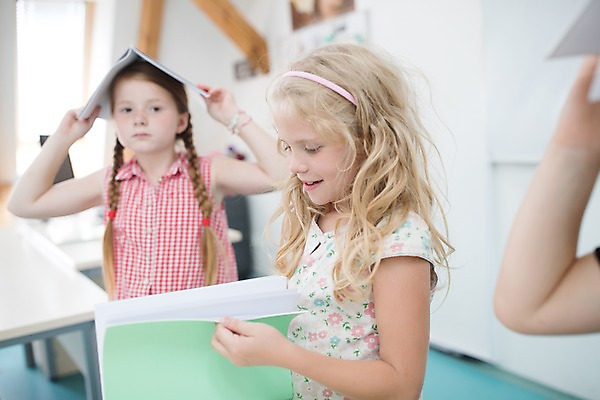 포토 JPG 서양인 외국인 응시 여자 남자 어린이 교실 학교 실내 서기 미소 들기 사람 상반신 옆모습 10대 책 세명 스쿨라이프 펼침 체코 소녀만 국내포토 라이프스타일 시선 교육 유럽 뷰포인트 모션 청소년 표정 인종 내부 여자만 어린이만 파일형식
