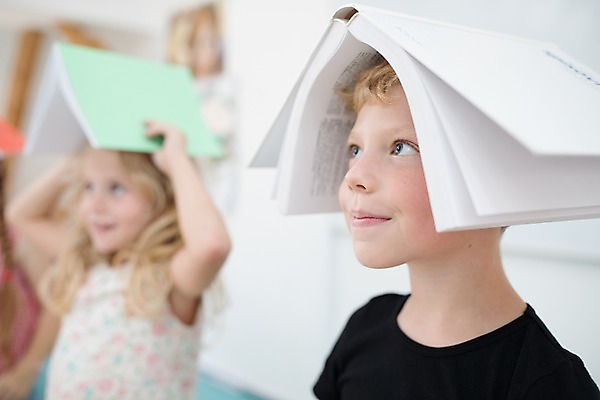 포토 JPG 서양인 외국인 응시 여자 남자 어린이 교실 학교 실내 서기 미소 사람 상반신 두명 옆모습 아웃포커스 10대 책 스쿨라이프 집중 호기심 올리기 체코 어린이만 국내포토 라이프스타일 시선 교육 감정 유럽 뷰포인트 컨셉 모션 청소년 촬영기법 표정 인종 내부 파일형식