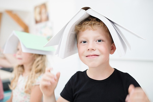 포토 JPG 서양인 외국인 응시 여자 남자 어린이 교실 학교 실내 서기 미소 사람 상반신 두명 앞모습 옆모습 아웃포커스 10대 책 스쿨라이프 집중 올리기 체코 어린이만 국내포토 라이프스타일 시선 교육 유럽 뷰포인트 컨셉 모션 청소년 촬영기법 표정 인종 내부 파일형식