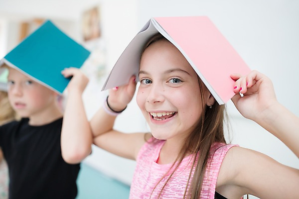 포토 JPG 서양인 외국인 응시 여자 남자 어린이 교실 학교 실내 서기 미소 들기 사람 상반신 두명 옆모습 아웃포커스 10대 책 스쿨라이프 즐거움 올리기 체코 어린이만 국내포토 라이프스타일 시선 교육 감정 유럽 뷰포인트 모션 청소년 촬영기법 표정 인종 내부 파일형식