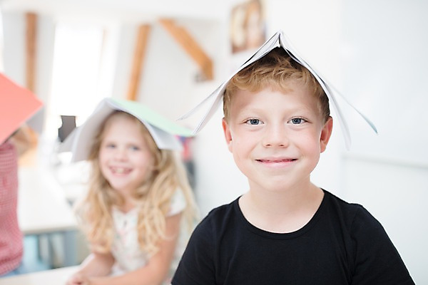 포토 JPG 서양인 외국인 응시 여자 남자 어린이 장난 교실 학교 실내 서기 미소 사람 상반신 두명 앞모습 아웃포커스 10대 책 스쿨라이프 즐거움 올리기 체코 어린이만 국내포토 라이프스타일 시선 교육 감정 유럽 뷰포인트 모션 청소년 촬영기법 표정 인종 내부 파일형식