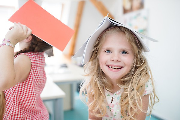 포토 JPG 서양인 외국인 여자 어린이 장난 교실 학교 실내 서기 미소 사람 상반신 두명 앞모습 옆모습 10대 책 스쿨라이프 즐거움 올리기 체코 여자만 소녀만 국내포토 라이프스타일 교육 감정 유럽 뷰포인트 모션 청소년 표정 인종 내부 어린이만 파일형식