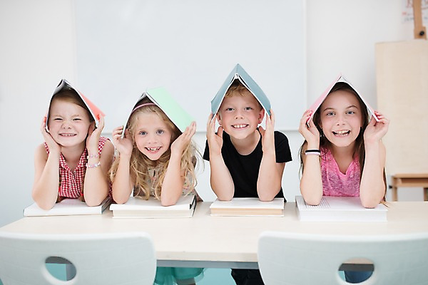 포토 JPG 서양인 외국인 응시 여자 남자 어린이 교실 학교 실내 서기 미소 사람 여러명 상반신 앞모습 10대 책 스쿨라이프 즐거움 올리기 체코 어린이만 국내포토 라이프스타일 시선 교육 감정 유럽 뷰포인트 다수 모션 청소년 표정 인종 내부 파일형식