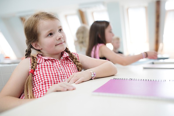 포토 JPG 서양인 외국인 응시 여자 남자 어린이 로우앵글 교실 학교 수업 실내 미소 사람 여러명 상반신 옆모습 아웃포커스 10대 스쿨라이프 집중 체코 국내포토 라이프스타일 시선 교육 유럽 뷰포인트 다수 컨셉 청소년 촬영기법 표정 인종 내부 파일형식