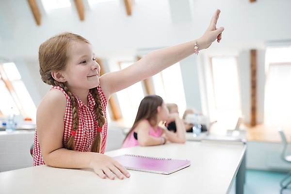 포토 JPG 서양인 외국인 응시 여자 남자 어린이 교실 학교 실내 미소 사람 앉기 여러명 상반신 옆모습 아웃포커스 10대 스쿨라이프 손들기 발표 질문 집중 체코 어린이만 국내포토 라이프스타일 시선 교육 유럽 뷰포인트 다수 컨셉 모션 청소년 촬영기법 표정 인종 내부 파일형식