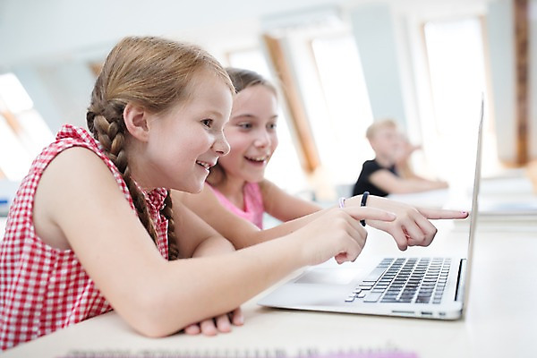 포토 JPG 서양인 외국인 응시 여자 남자 어린이 교실 학교 수업 실내 미소 사람 앉기 여러명 상반신 옆모습 아웃포커스 10대 노트북 스쿨라이프 가리킴 집중 호기심 체코 국내포토 라이프스타일 시선 교육 감정 유럽 뷰포인트 다수 컨셉 모션 청소년 촬영기법 표정 인종 손짓 내부 전자제품 파일형식