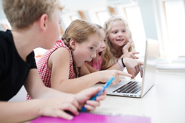 포토 JPG 서양인 외국인 응시 여자 남자 어린이 교실 학교 수업 실내 미소 사람 앉기 여러명 상반신 옆모습 10대 노트북 스쿨라이프 가리킴 집중 호기심 체코 어린이만 국내포토 라이프스타일 시선 교육 감정 유럽 뷰포인트 다수 컨셉 모션 청소년 표정 인종 손짓 내부 전자제품 파일형식