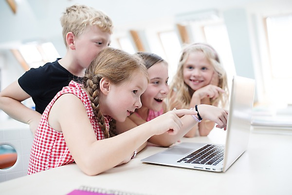 포토 JPG 서양인 외국인 응시 여자 남자 어린이 교실 학교 수업 실내 서기 미소 사람 앉기 여러명 상반신 옆모습 10대 스쿨라이프 놀람 가리킴 집중 호기심 체코 국내포토 라이프스타일 시선 교육 감정 유럽 뷰포인트 다수 컨셉 모션 청소년 표정 인종 손짓 내부 파일형식