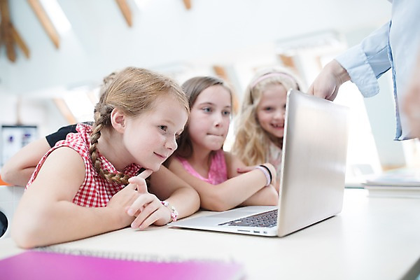 포토 JPG 서양인 외국인 응시 여자 남자 어린이 교실 학교 수업 실내 서기 미소 사람 앉기 여러명 상반신 성인 옆모습 10대 노트북 스쿨라이프 교사 가리킴 집중 호기심 체코 국내포토 직업 라이프스타일 시선 교육 감정 유럽 뷰포인트 다수 컨셉 모션 청소년 표정 인종 손짓 내부 전자제품 파일형식