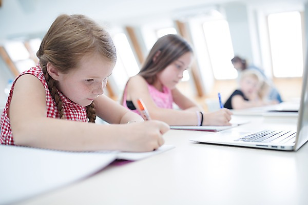 포토 JPG 서양인 외국인 응시 여자 남자 어린이 로우앵글 학교 수업 실내 서기 사람 앉기 여러명 상반신 성인 옆모습 아웃포커스 10대 노트북 스쿨라이프 교사 시험 집중 체코 국내포토 직업 라이프스타일 시선 교육 유럽 뷰포인트 다수 컨셉 모션 청소년 촬영기법 인종 내부 전자제품 파일형식