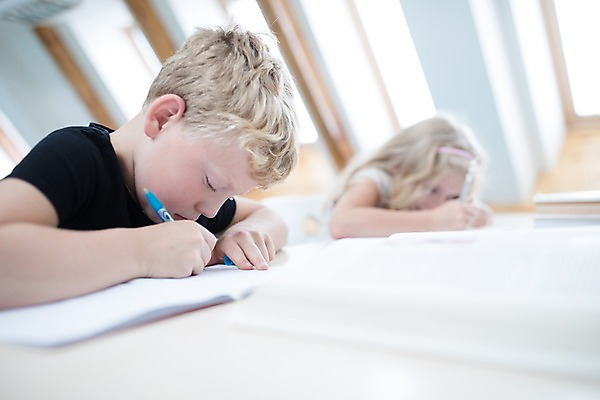 포토 JPG 서양인 외국인 여자 남자 어린이 학교 수업 실내 사람 앉기 상반신 두명 아웃포커스 10대 스쿨라이프 시험 집중 체코 자습 어린이만 국내포토 라이프스타일 교육 유럽 컨셉 모션 청소년 촬영기법 인종 내부 학습 파일형식