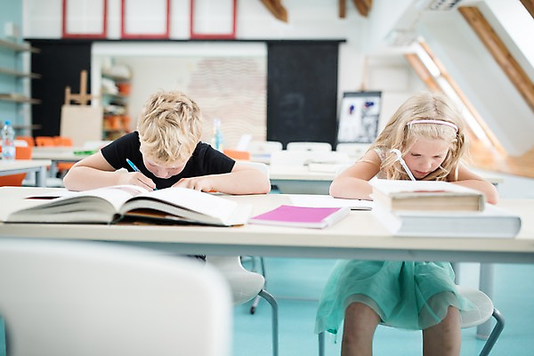 포토 JPG 서양인 외국인 응시 여자 남자 어린이 교실 학교 수업 실내 사람 앉기 상반신 두명 앞모습 10대 스쿨라이프 시험 집중 체코 자습 어린이만 국내포토 라이프스타일 시선 교육 유럽 뷰포인트 컨셉 모션 청소년 인종 내부 학습 파일형식
