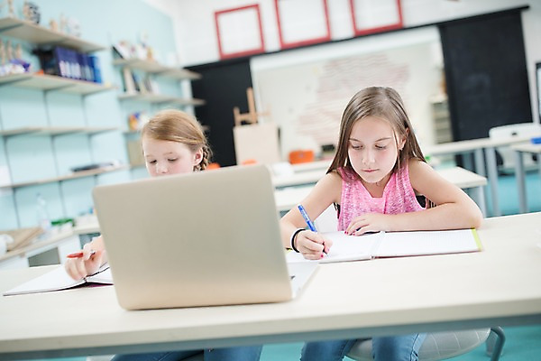 포토 JPG 서양인 외국인 응시 여자 어린이 교실 학교 수업 실내 사람 상반신 두명 앞모습 10대 노트북 스쿨라이프 시험 집중 체코 자습 여자만 소녀만 국내포토 라이프스타일 시선 교육 유럽 뷰포인트 컨셉 청소년 인종 내부 전자제품 학습 어린이만 파일형식