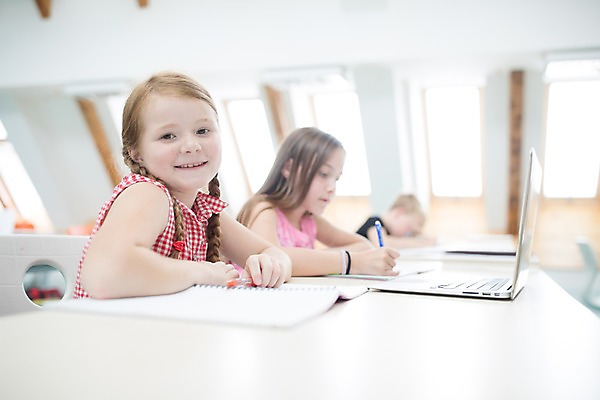 포토 JPG 서양인 외국인 응시 여자 어린이 교실 학교 실내 미소 사람 앉기 상반신 두명 옆모습 아웃포커스 10대 책 노트북 스쿨라이프 체코 어린이만 국내포토 라이프스타일 시선 교육 유럽 뷰포인트 모션 청소년 촬영기법 표정 인종 내부 전자제품 파일형식