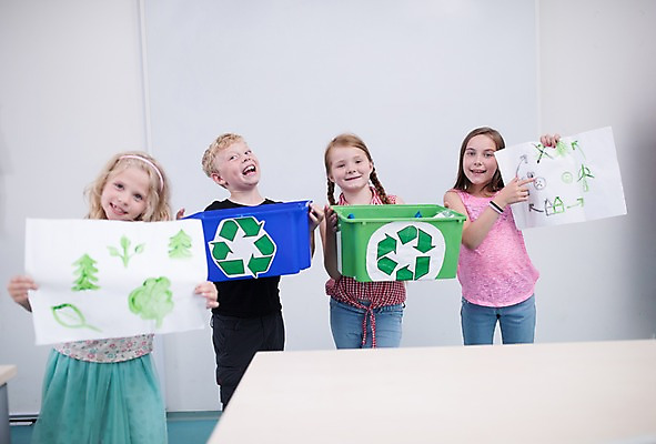 포토 JPG 서양인 외국인 응시 여자 남자 어린이 교실 학교 실내 설명 서기 미소 들기 사람 여러명 상반신 앞모습 10대 상자 스쿨라이프 자연보호 그린캠페인 재활용 그림 에코 체코 어린이만 그린슈머 국내포토 라이프스타일 시선 교육 유럽 캠페인 뷰포인트 다수 모션 청소년 자연 표정 인종 내부 환경 보호 친환경 파일형식