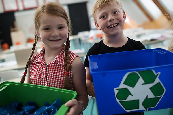 포토 JPG 서양인 외국인 응시 여자 남자 어린이 교실 학교 실내 서기 미소 들기 사람 상반신 두명 앞모습 10대 상자 스쿨라이프 자연보호 그린캠페인 재활용 에코 체코 어린이만 그린슈머 국내포토 라이프스타일 시선 교육 유럽 캠페인 뷰포인트 모션 청소년 자연 표정 인종 내부 환경 보호 친환경 파일형식