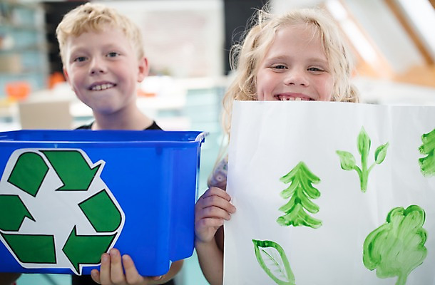 포토 JPG 서양인 외국인 응시 여자 남자 어린이 교실 학교 실내 설명 서기 미소 들기 사람 상반신 두명 앞모습 10대 상자 스쿨라이프 자연보호 환경 그린캠페인 재활용 그림 에코 체코 어린이만 그린슈머 국내포토 라이프스타일 시선 교육 유럽 캠페인 뷰포인트 모션 청소년 자연 표정 인종 내부 보호 친환경 파일형식
