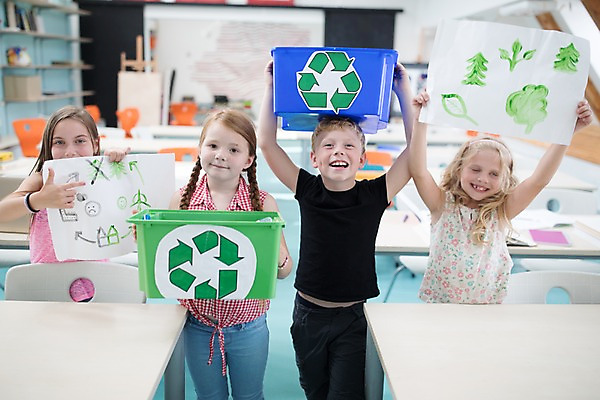 포토 JPG 서양인 외국인 응시 여자 남자 어린이 교실 학교 실내 설명 서기 미소 사람 여러명 상반신 앞모습 10대 상자 스쿨라이프 자연보호 그린캠페인 재활용 즐거움 그림 에코 체코 어린이만 그린슈머 국내포토 라이프스타일 시선 교육 감정 유럽 캠페인 뷰포인트 다수 모션 청소년 자연 표정 인종 내부 환경 보호 친환경 파일형식