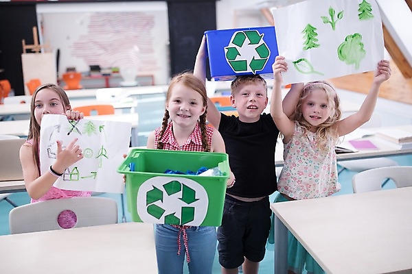 포토 JPG 서양인 외국인 응시 어린이 교실 학교 실내 설명 서기 미소 사람 여러명 상반신 앞모습 10대 상자 스쿨라이프 자연보호 그린캠페인 재활용 즐거움 그림 에코 체코 어린이만 그린슈머 국내포토 라이프스타일 시선 교육 감정 유럽 캠페인 뷰포인트 다수 모션 청소년 자연 표정 인종 내부 환경 보호 친환경 파일형식
