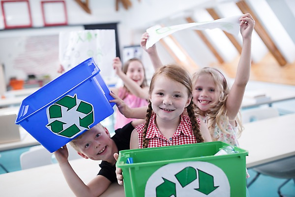 포토 JPG 서양인 외국인 응시 어린이 교실 학교 실내 설명 미소 들기 사람 여러명 상반신 앞모습 아웃포커스 10대 상자 스쿨라이프 자연보호 그린캠페인 재활용 즐거움 그림 에코 체코 어린이만 그린슈머 국내포토 라이프스타일 시선 교육 감정 유럽 캠페인 뷰포인트 다수 모션 청소년 자연 촬영기법 표정 인종 내부 환경 보호 친환경 파일형식